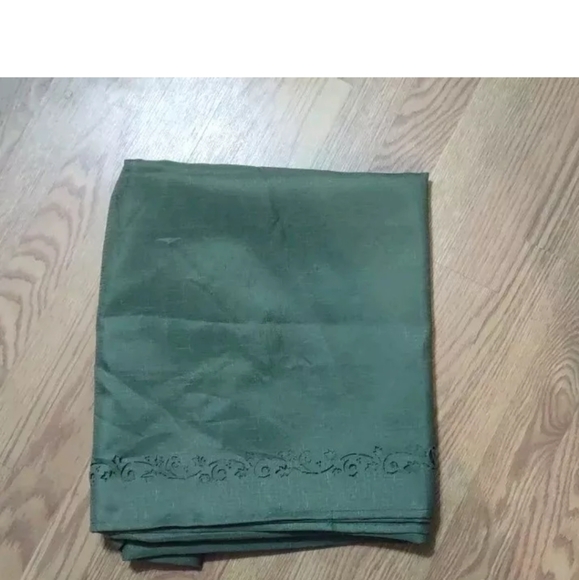 Fall Tablecloth Green With Autumn Leaf Cutouts On The Edge Rectangle 82" X 60" - Picture 2 of 5